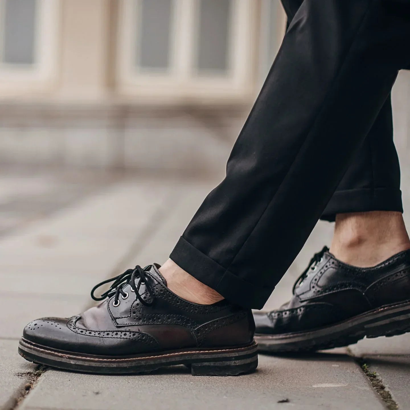 Hombres con traje y calcetines invisibles: la tendencia chic que arrasa