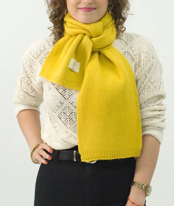 Bufanda Corta de Punto Suave Amarillo
