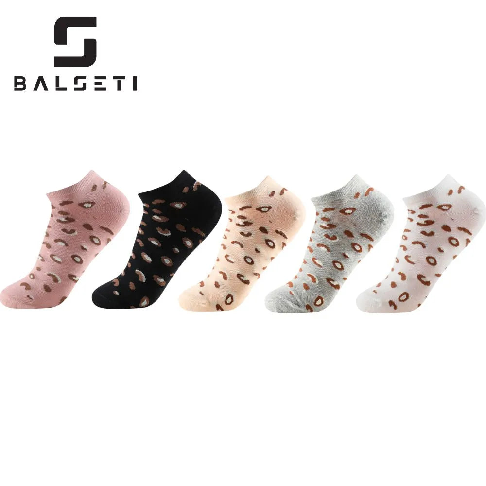 Calcetines tobilleros de leopardo sobre varios colores