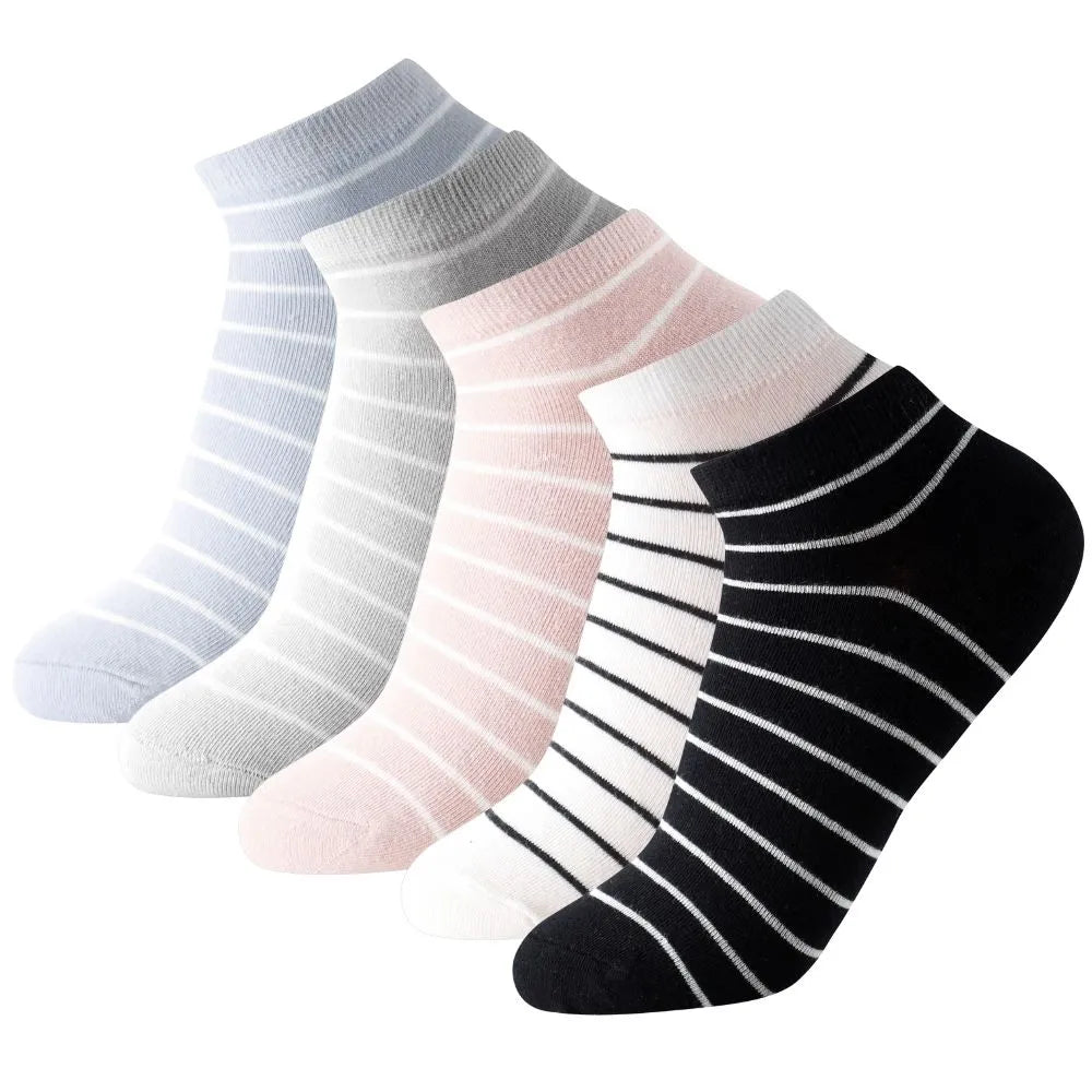 Calcetines tobilleros a rayas sobre varios colores